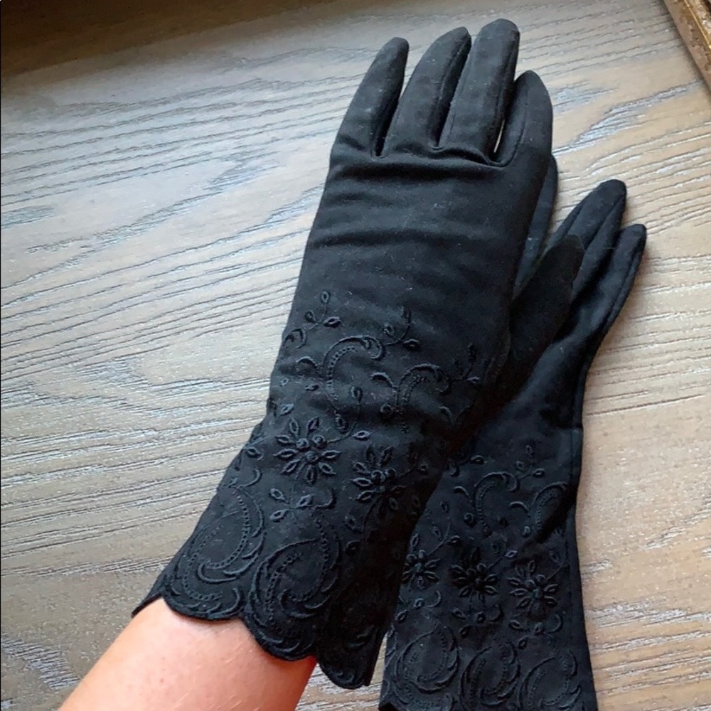 Elegant black gloves